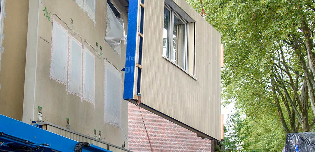 Sanieren in Serie: Am gestrigen Donnerstag wurde die erste Großflächenpaneele für die Fassadenisolierung am Pilotprojekt der Renowate GmbH montiert. Sanieren in Serie: Am gestrigen Donnerstag wurde die erste Großflächenpaneele für die Fassadenisolierung am Pilotprojekt der Renowate GmbH montiert.